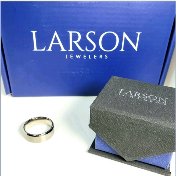 Larson Jewelers Titanium Men's ring - Picture 5 of 7